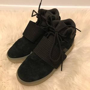 Adidas tubular invader  shoes with J strap. These are in size 4. Black in color